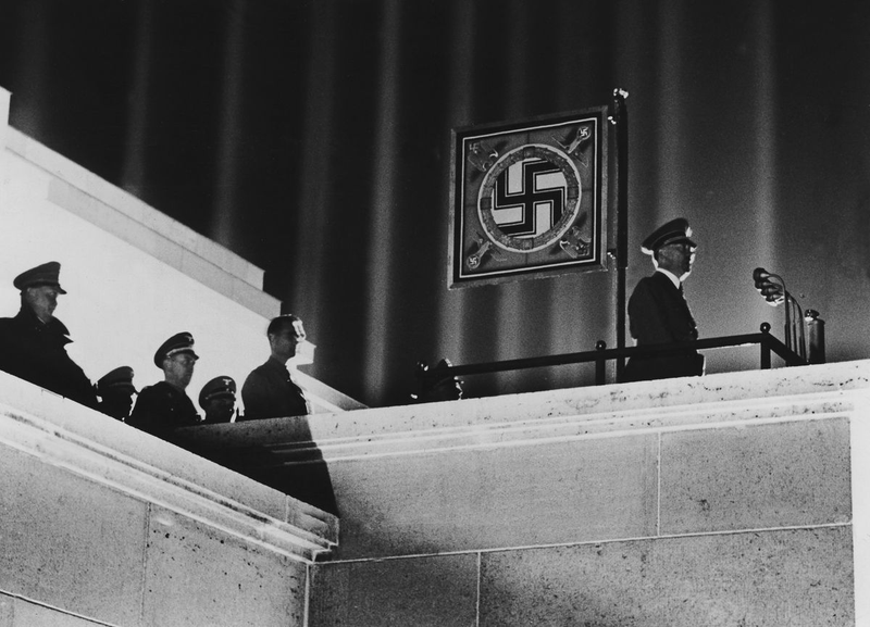 Illustration for article titled Así era la descomunal catedral del nazismo: un edificio de luz en el que el reich escenificaba sus mayores eventos
